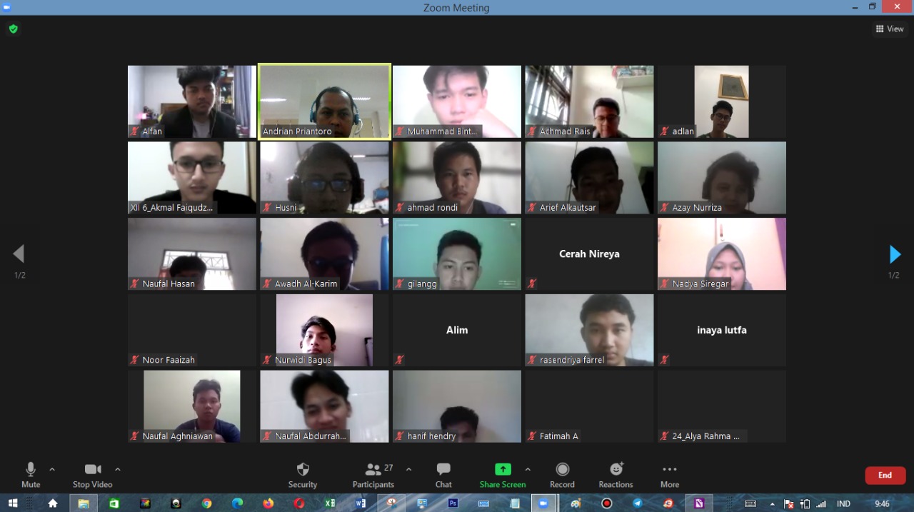 Siswa MAN Insan Cendekia Serpong belajar daring melalui aplikasi zoom meeting